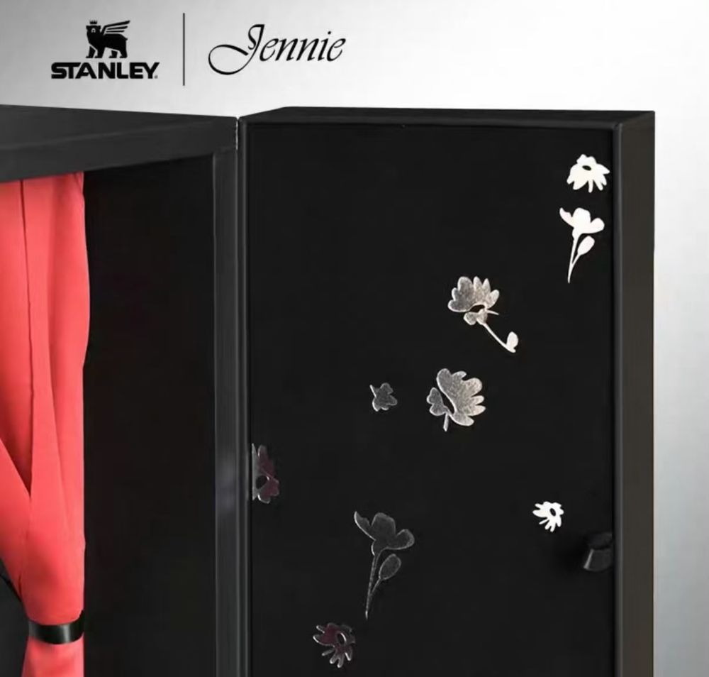 Jennie跟STANLEY水杯聯名了！黑色浮雕花朵設計+卡皮巴拉妮吊飾超可愛、價格開賣日期一次看！-6