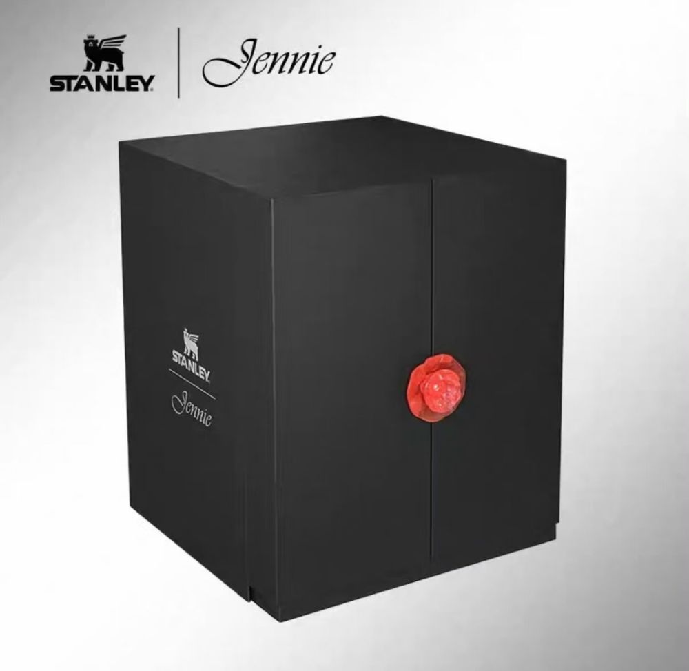 Jennie跟STANLEY水杯聯名了！黑色浮雕花朵設計+卡皮巴拉妮吊飾超可愛、價格開賣日期一次看！-5