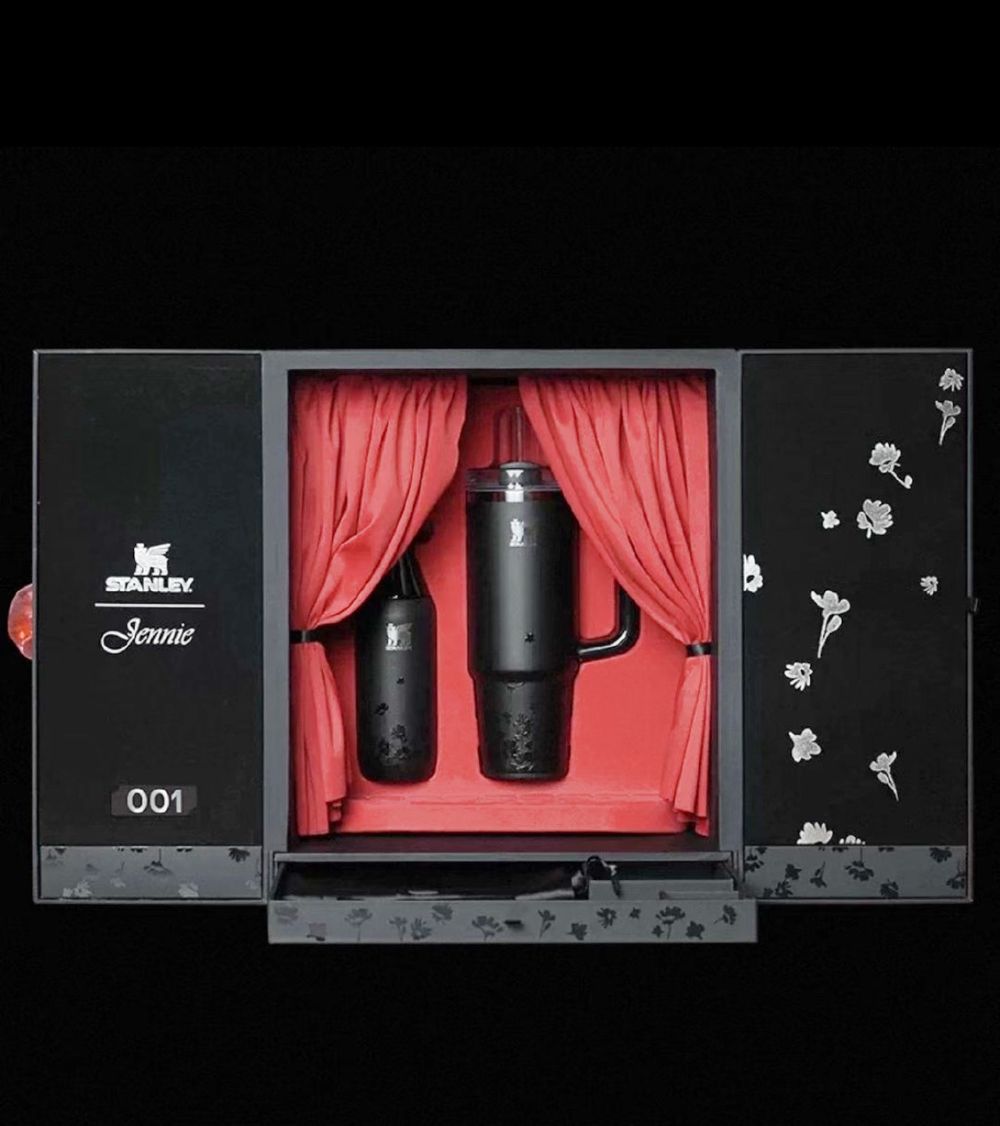 Jennie跟STANLEY水杯聯名了！黑色浮雕花朵設計+卡皮巴拉妮吊飾超可愛、價格開賣日期一次看！-7
