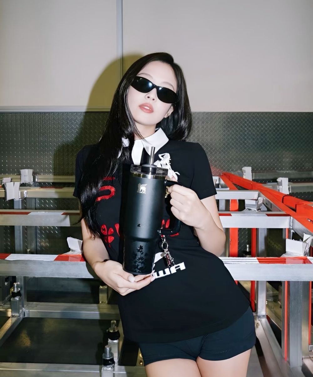 Jennie跟STANLEY水杯聯名了！黑色浮雕花朵設計+卡皮巴拉妮吊飾超可愛、價格開賣日期一次看！-10