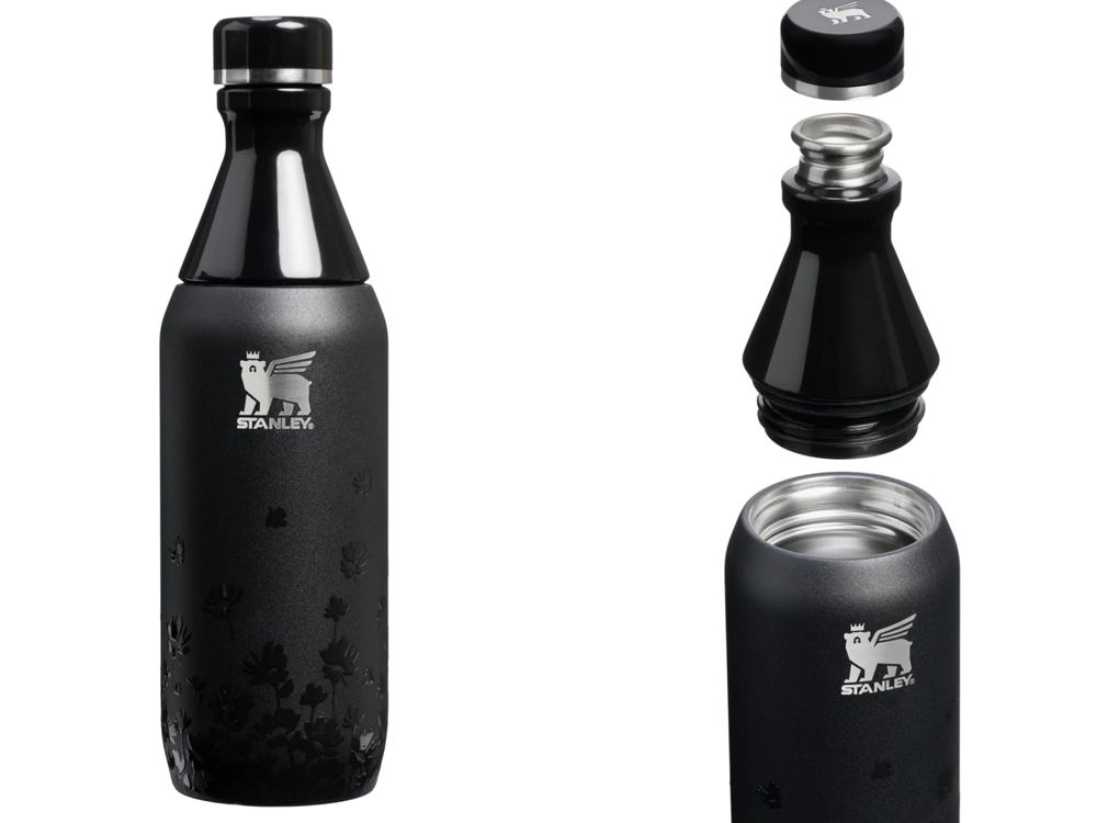 Jennie跟STANLEY水杯聯名了！黑色浮雕花朵設計+卡皮巴拉妮吊飾超可愛、價格開賣日期一次看！-9