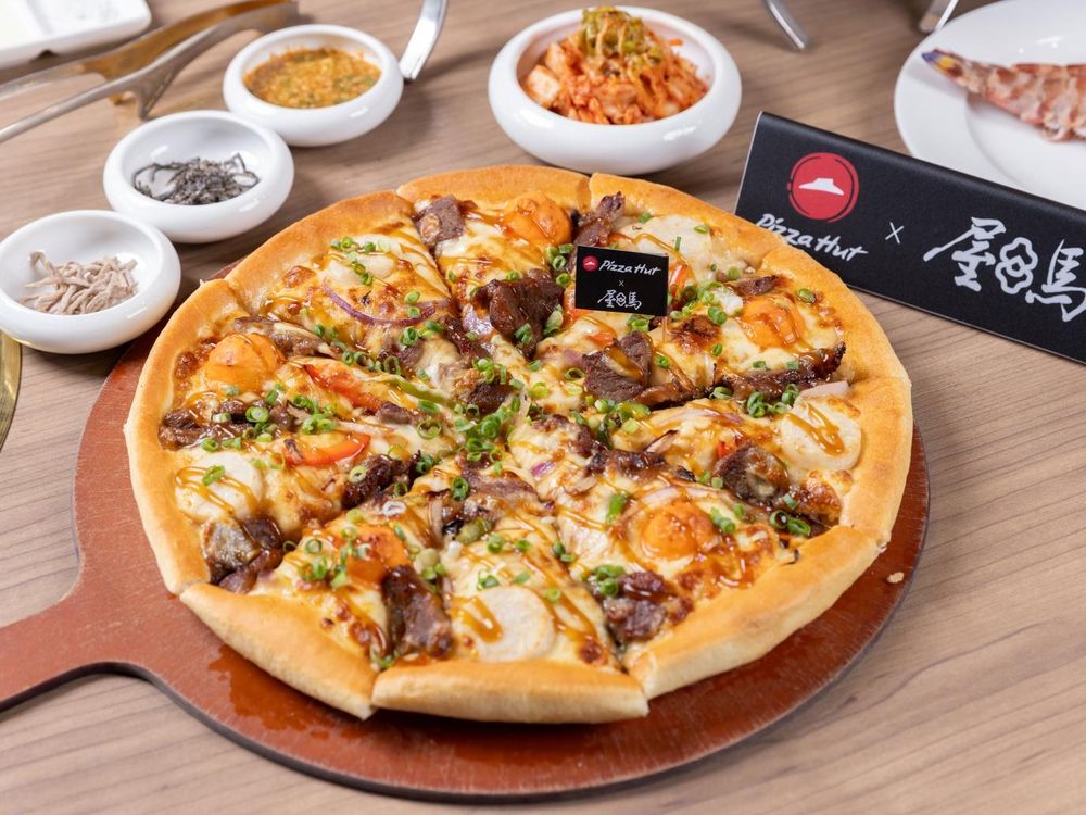 必勝客跟屋馬燒肉聯名了！中秋限定「月見厚燒牛比薩」滿滿燒肉+干貝太欠吃、個人小比薩套餐同步開賣！-6