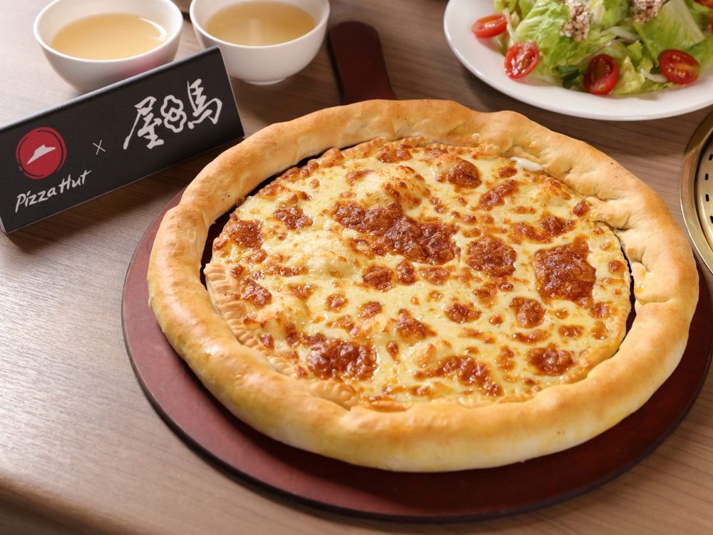 必勝客跟屋馬燒肉聯名了！中秋限定「月見厚燒牛比薩」滿滿燒肉+干貝太欠吃、個人小比薩套餐同步開賣！-2