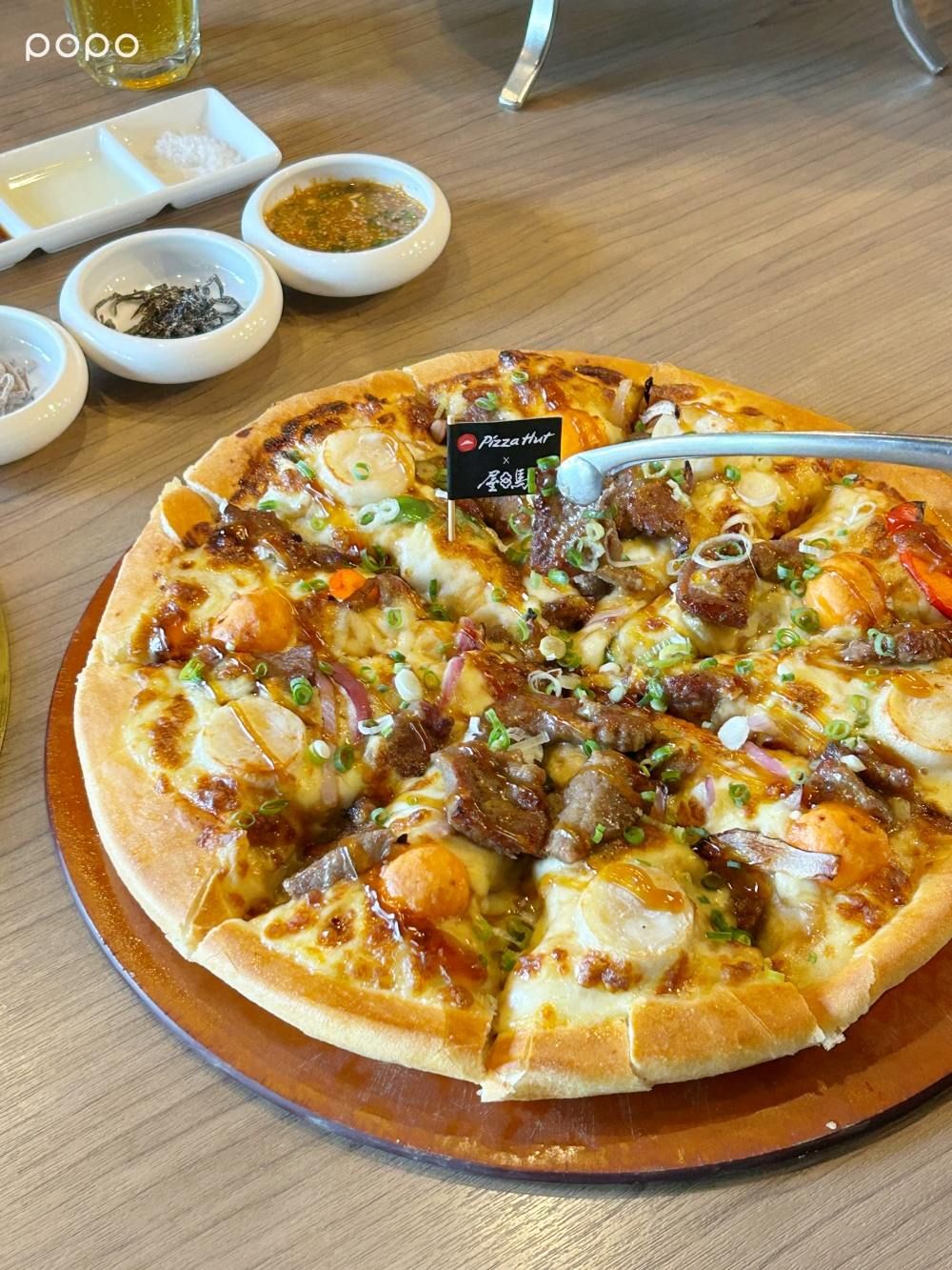 必勝客跟屋馬燒肉聯名了！中秋限定「月見厚燒牛比薩」滿滿燒肉+干貝太欠吃、個人小比薩套餐同步開賣！-8