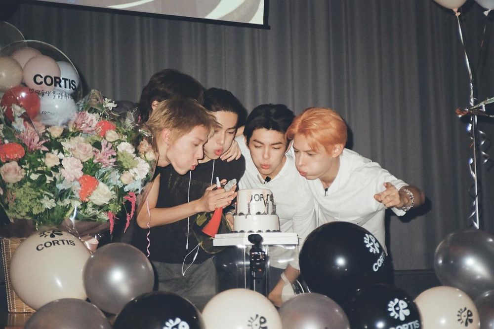 逼人出軌！韓國新男團「CORTIS」成員時尚魅力解析！被譽為Z世代完顏團、還有「小車銀優」？！-15