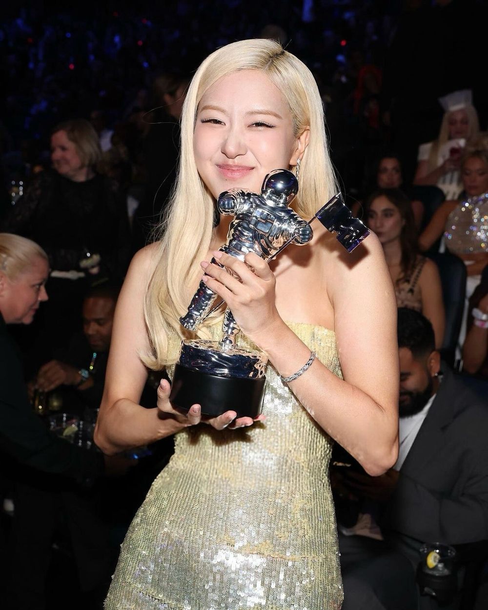 史上首位韓國歌手榮獲VMA！「人間聖羅蘭」ROSÉ獲獎妝容解析，光感底妝、玫瑰粉眼妝、裸粉唇頰，完整公開同款彩妝清單！-4