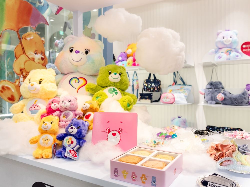 熊控真的會發瘋！LeSportsac x Care Bears聯名可愛爆！大型彩虹熊人偶將現身這裡！-6