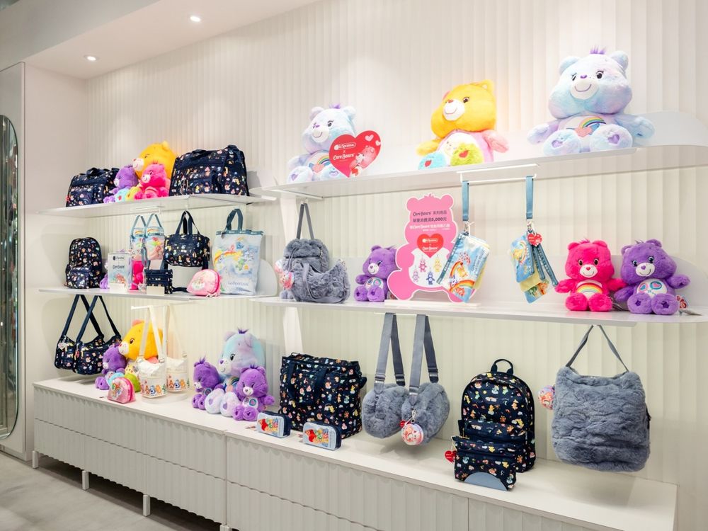 熊控真的會發瘋！LeSportsac x Care Bears聯名可愛爆！大型彩虹熊人偶將現身這裡！-10