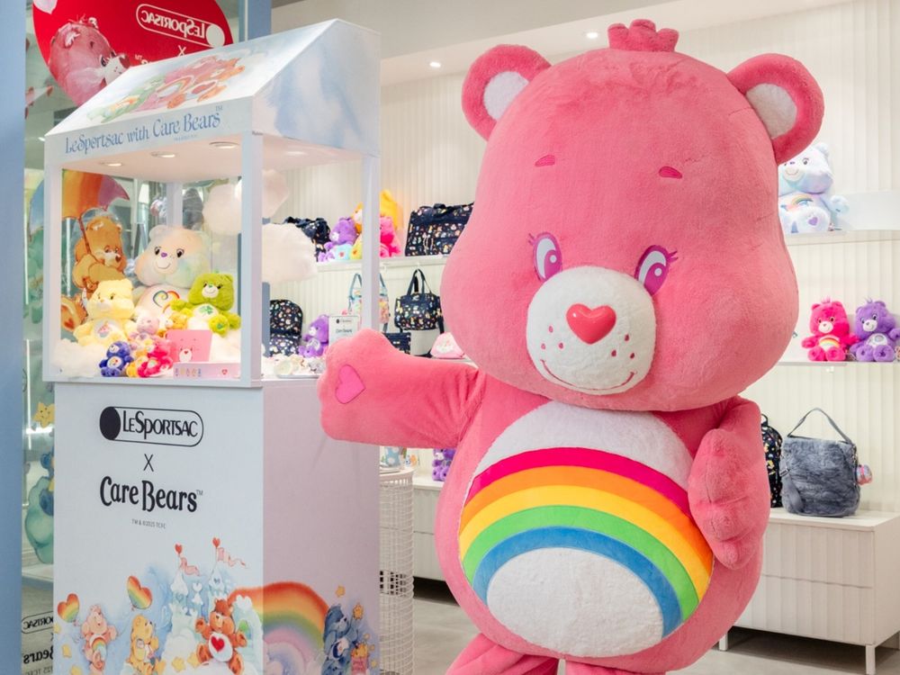 熊控真的會發瘋！LeSportsac x Care Bears聯名可愛爆！大型彩虹熊人偶將現身這裡！-13