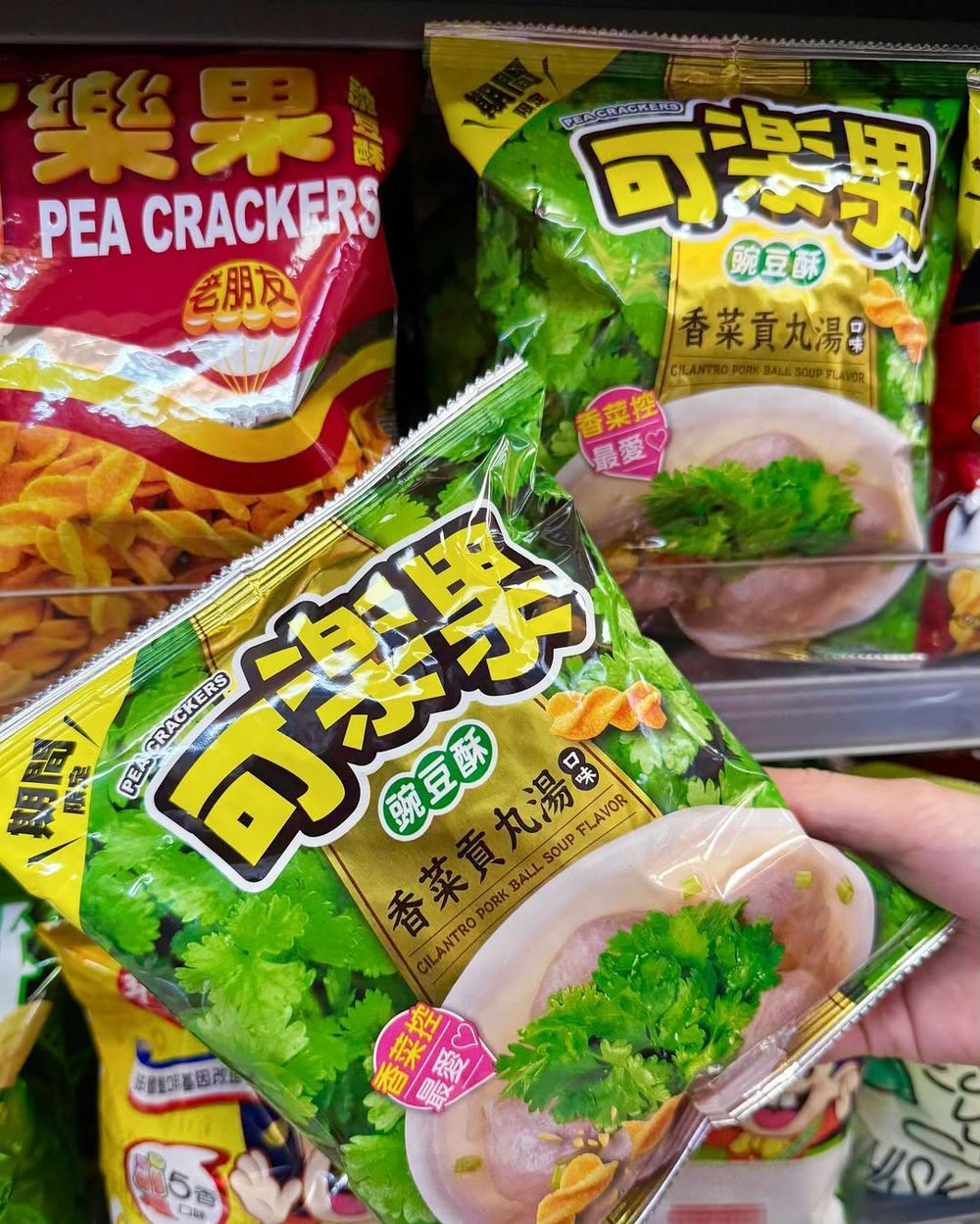 2025超商必買6大話題零食推薦！「香菜貢丸湯可樂果」脆友狂推、韓國超夯「可頌餅乾」7-11就買得到！-6