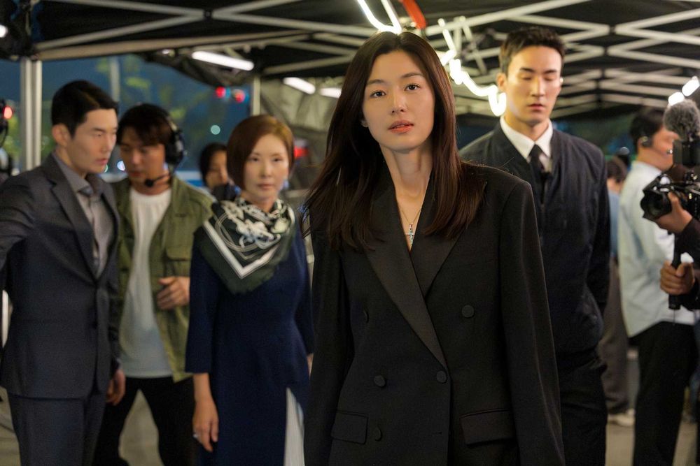 Disney+韓劇《暴風圈》劇情看點＆角色介紹！全智賢＆姜棟元雙強組合火花四射，堪稱韓版《權力遊戲》引爆話題！-18