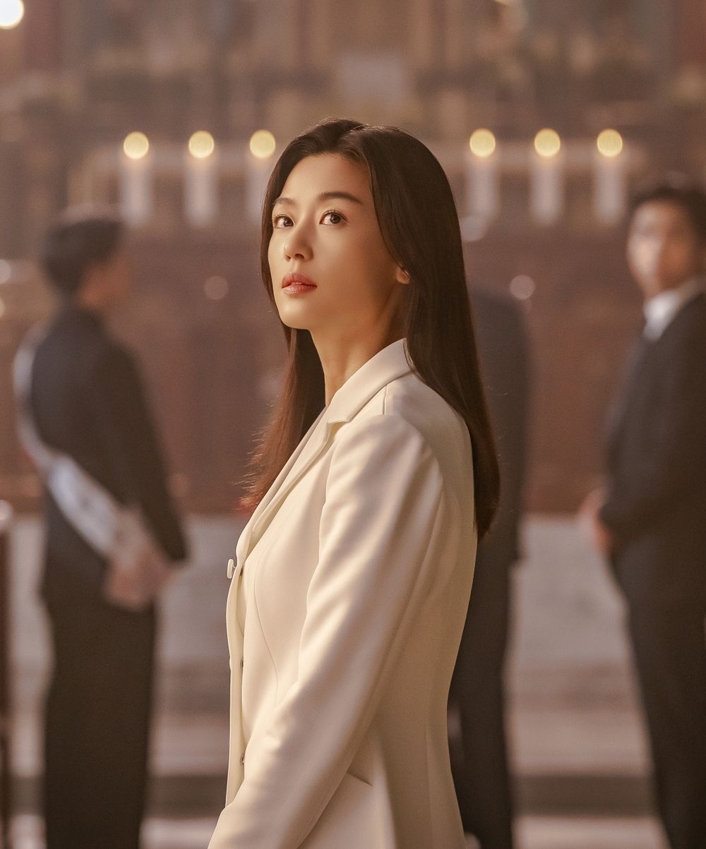 Disney+韓劇《暴風圈》劇情看點＆角色介紹！全智賢＆姜棟元雙強組合火花四射，堪稱韓版《權力遊戲》引爆話題！-5