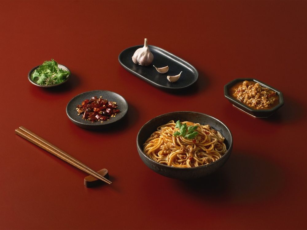 社群狂推HōSSET虎勢「豬肉蒜香&酸菜乾拌麵」！究好豬+日曬關廟麵超奢華、3分鐘就能上菜太方便！-2