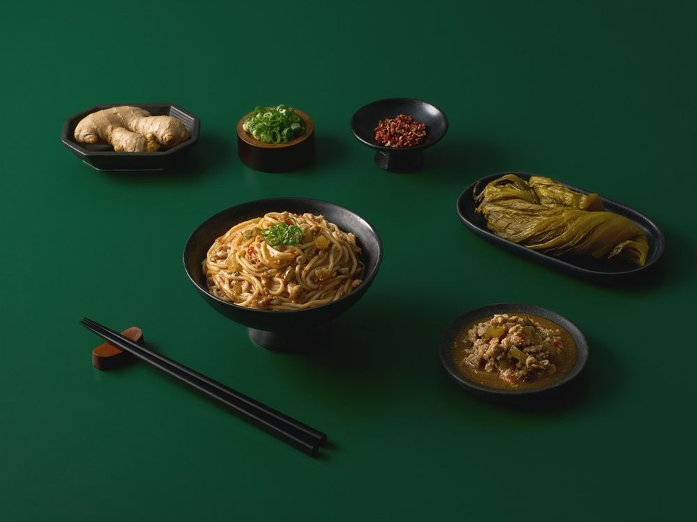 社群狂推HōSSET虎勢「豬肉蒜香&酸菜乾拌麵」！究好豬+日曬關廟麵超奢華、3分鐘就能上菜太方便！-3