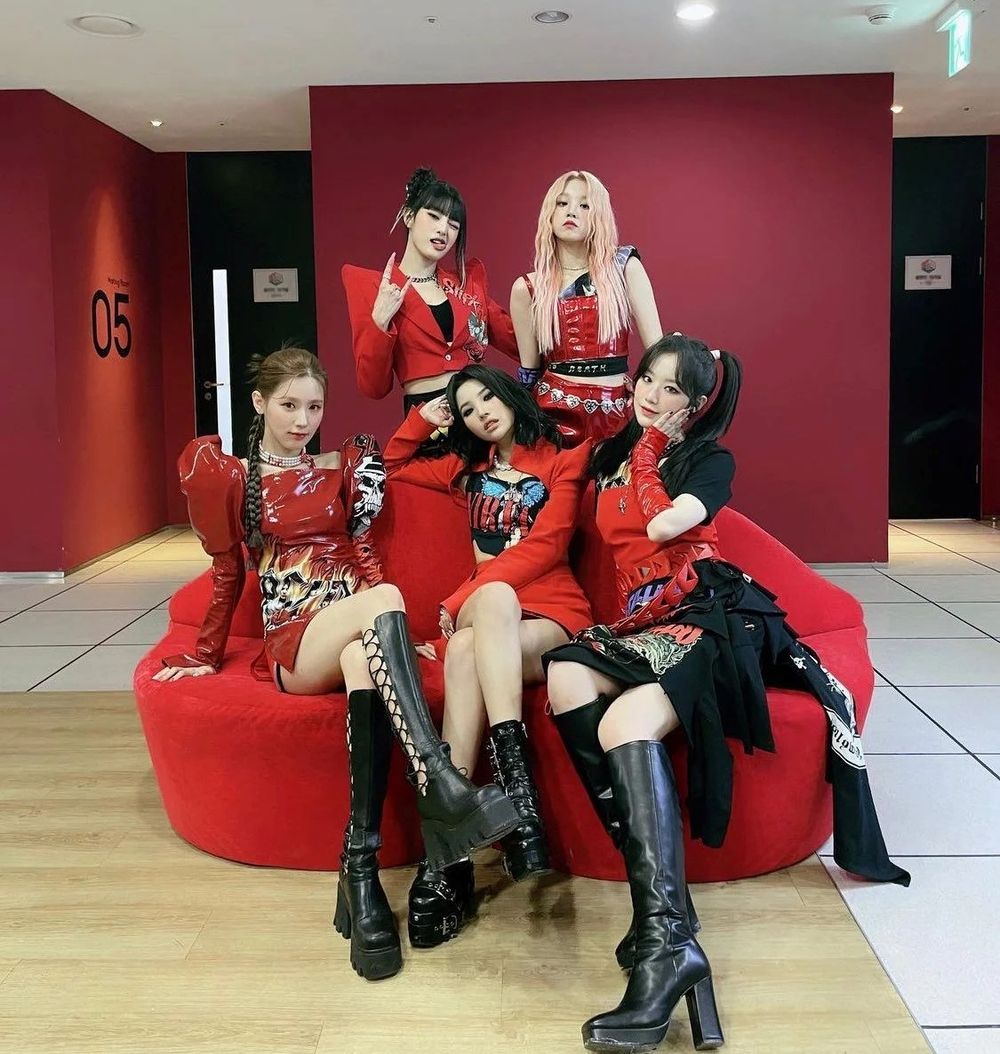 韓網熱議6大女團打歌舞台造型！aespa女戰士服超有氣勢，Red Velvet華麗舞台服吸睛全場！-13