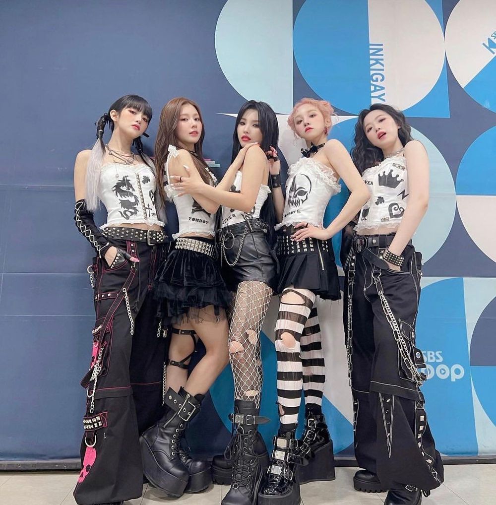 韓網熱議6大女團打歌舞台造型！aespa女戰士服超有氣勢，Red Velvet華麗舞台服吸睛全場！-12