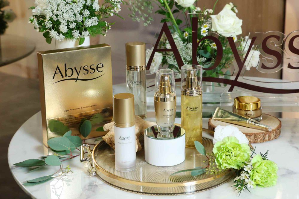 貴婦愛用十年抗老精華液！Abysse「黃金藻青春煥膚晶露」第三代升級，加入新配方積雪草外泌體，首款豐盈髮噴霧同步上市！-3