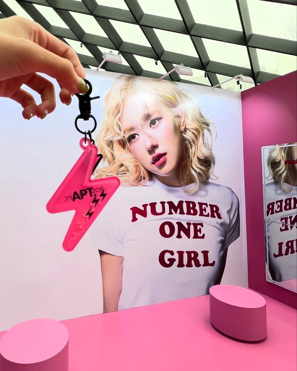 Rosé快閃店要來台灣了！美炸〈APT.〉MV拍攝打卡點這天登場、「粉紅閃電吊飾」必買周邊搶先看！-14