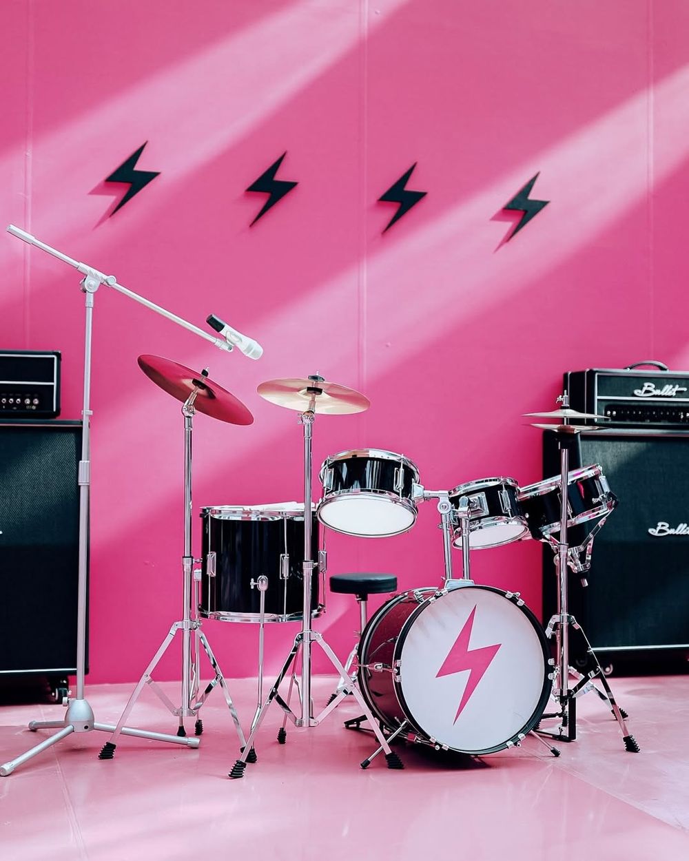 Rosé快閃店要來台灣了！美炸〈APT.〉MV拍攝打卡點這天登場、「粉紅閃電吊飾」必買周邊搶先看！-2