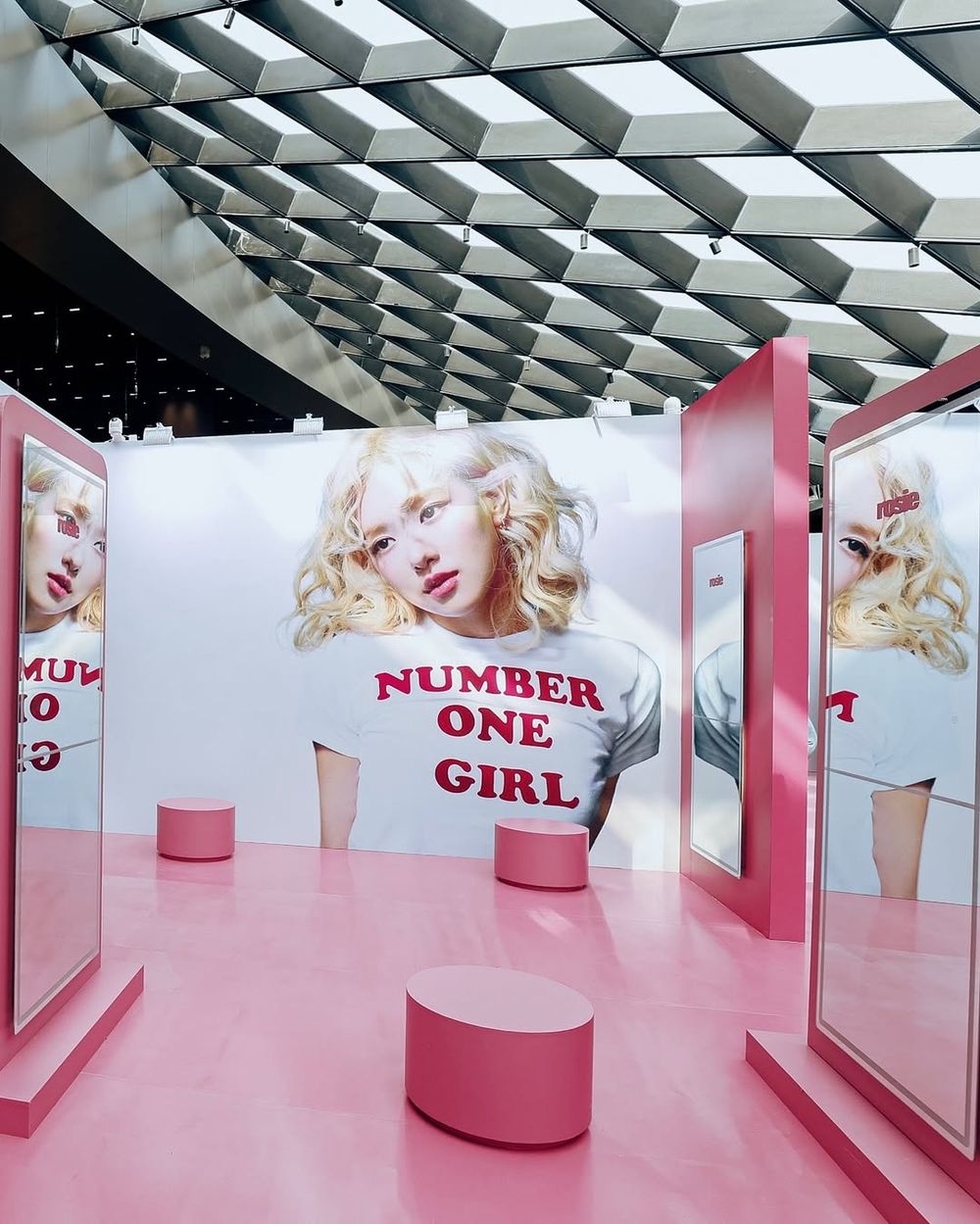 Rosé快閃店要來台灣了！美炸〈APT.〉MV拍攝打卡點這天登場、「粉紅閃電吊飾」必買周邊搶先看！-3