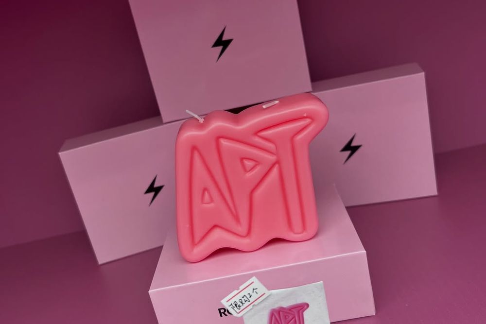 Rosé快閃店要來台灣了！美炸〈APT.〉MV拍攝打卡點這天登場、「粉紅閃電吊飾」必買周邊搶先看！-10