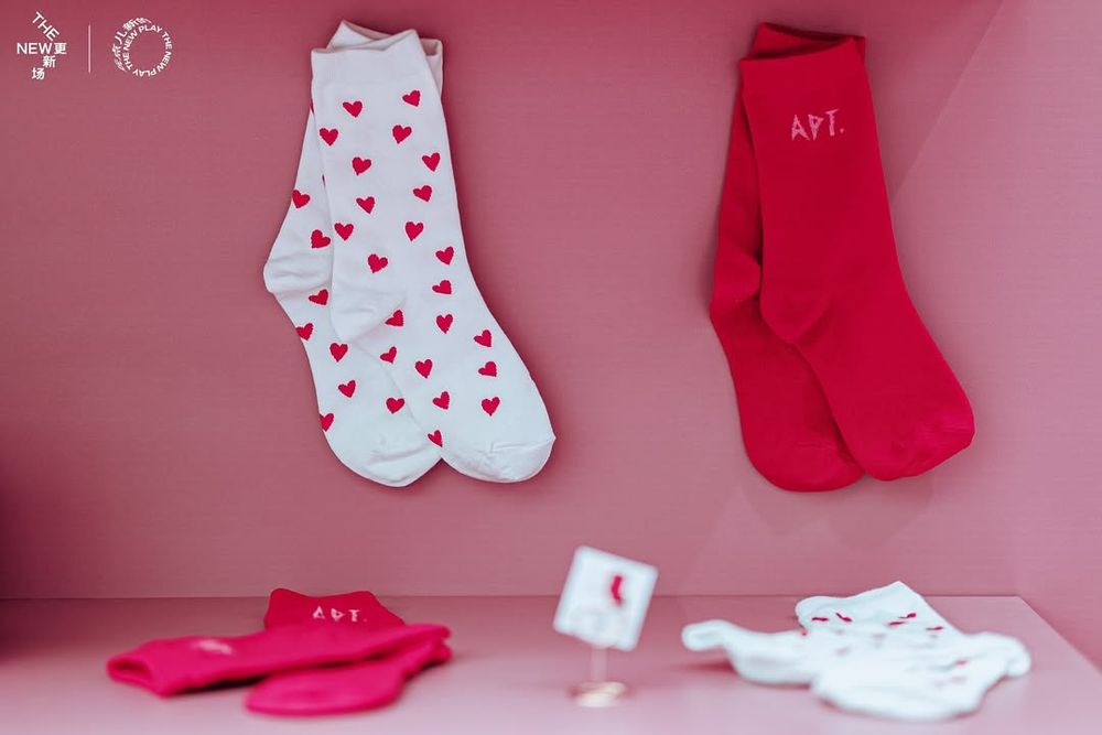 Rosé快閃店要來台灣了！美炸〈APT.〉MV拍攝打卡點這天登場、「粉紅閃電吊飾」必買周邊搶先看！-6