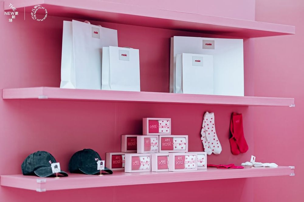 Rosé快閃店要來台灣了！美炸〈APT.〉MV拍攝打卡點這天登場、「粉紅閃電吊飾」必買周邊搶先看！-4