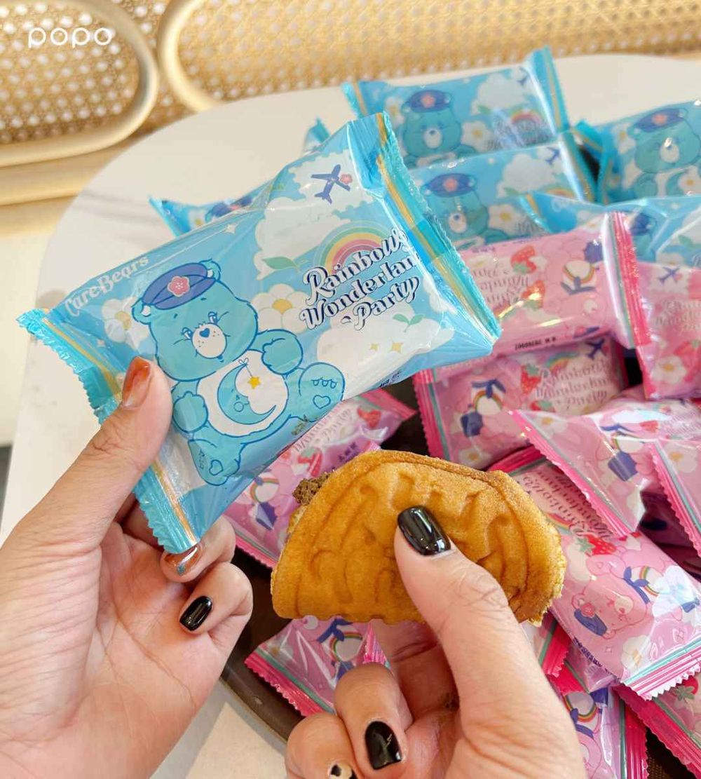 華航跟Care Bears聯名了！攜五桐號推超可愛機上甜點、還有呆萌空服員小熊玩偶&撲克牌要收藏！-12