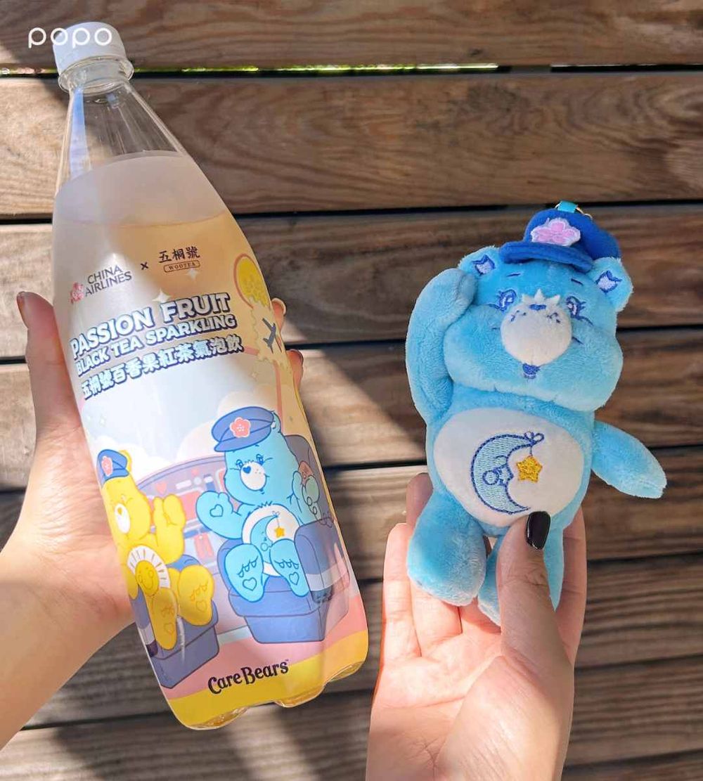 華航跟Care Bears聯名了！攜五桐號推超可愛機上甜點、還有呆萌空服員小熊玩偶&撲克牌要收藏！-9