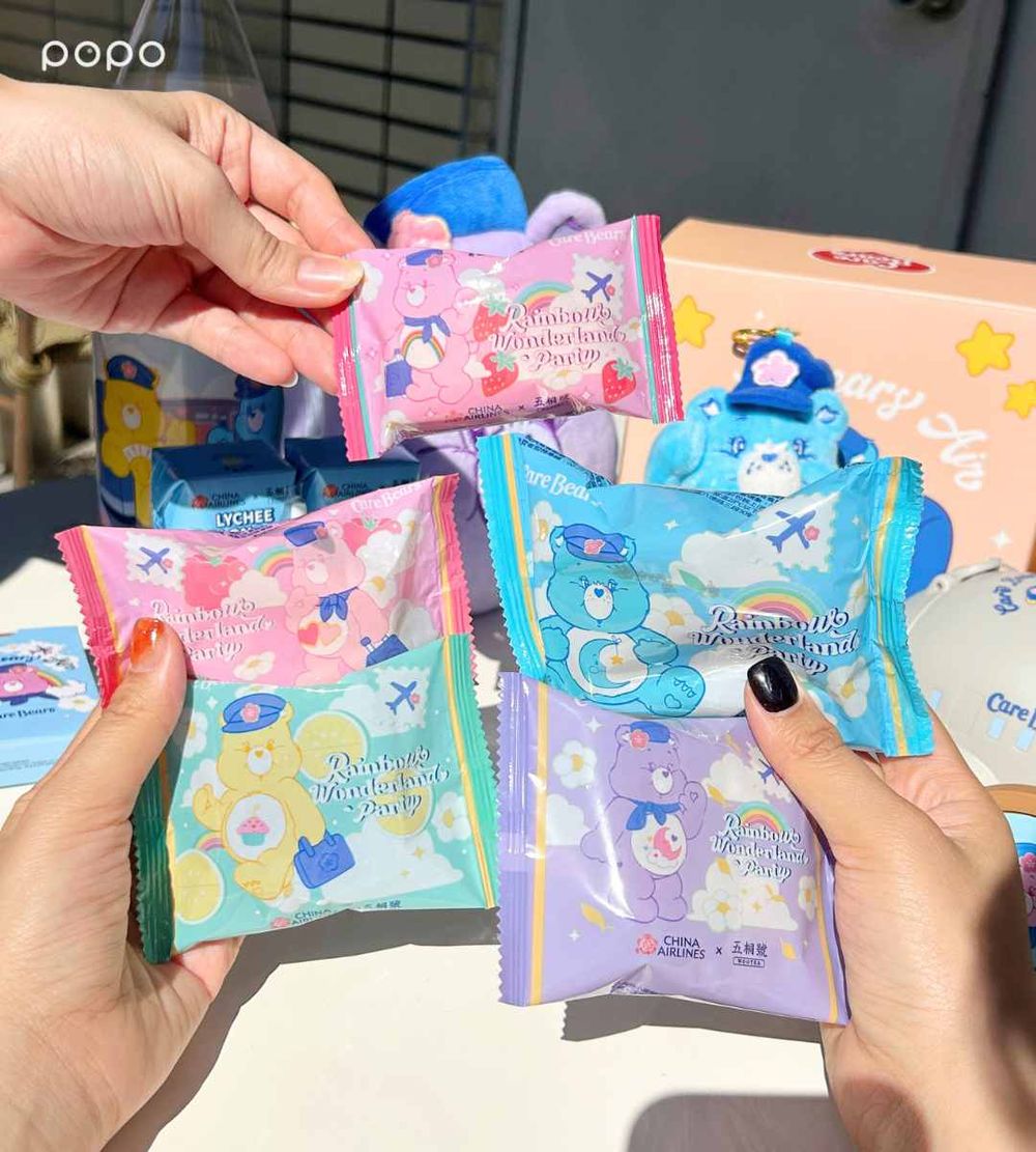 華航跟Care Bears聯名了！攜五桐號推超可愛機上甜點、還有呆萌空服員小熊玩偶&撲克牌要收藏！-8