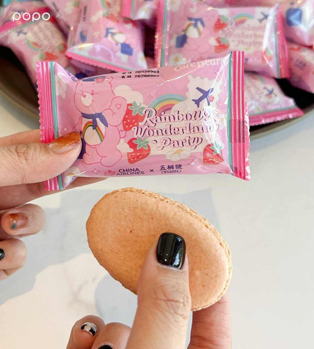 華航跟Care Bears聯名了！攜五桐號推超可愛機上甜點、還有呆萌空服員小熊玩偶&撲克牌要收藏！-11