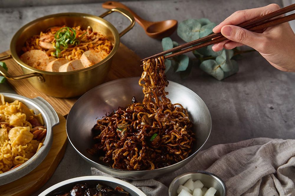 本村炸雞新菜色登場！「粉紅醬玫瑰拉麵&黑嚕炸醬麵」太欠吃、蜂蜜胡椒炸雞也是必點！-7