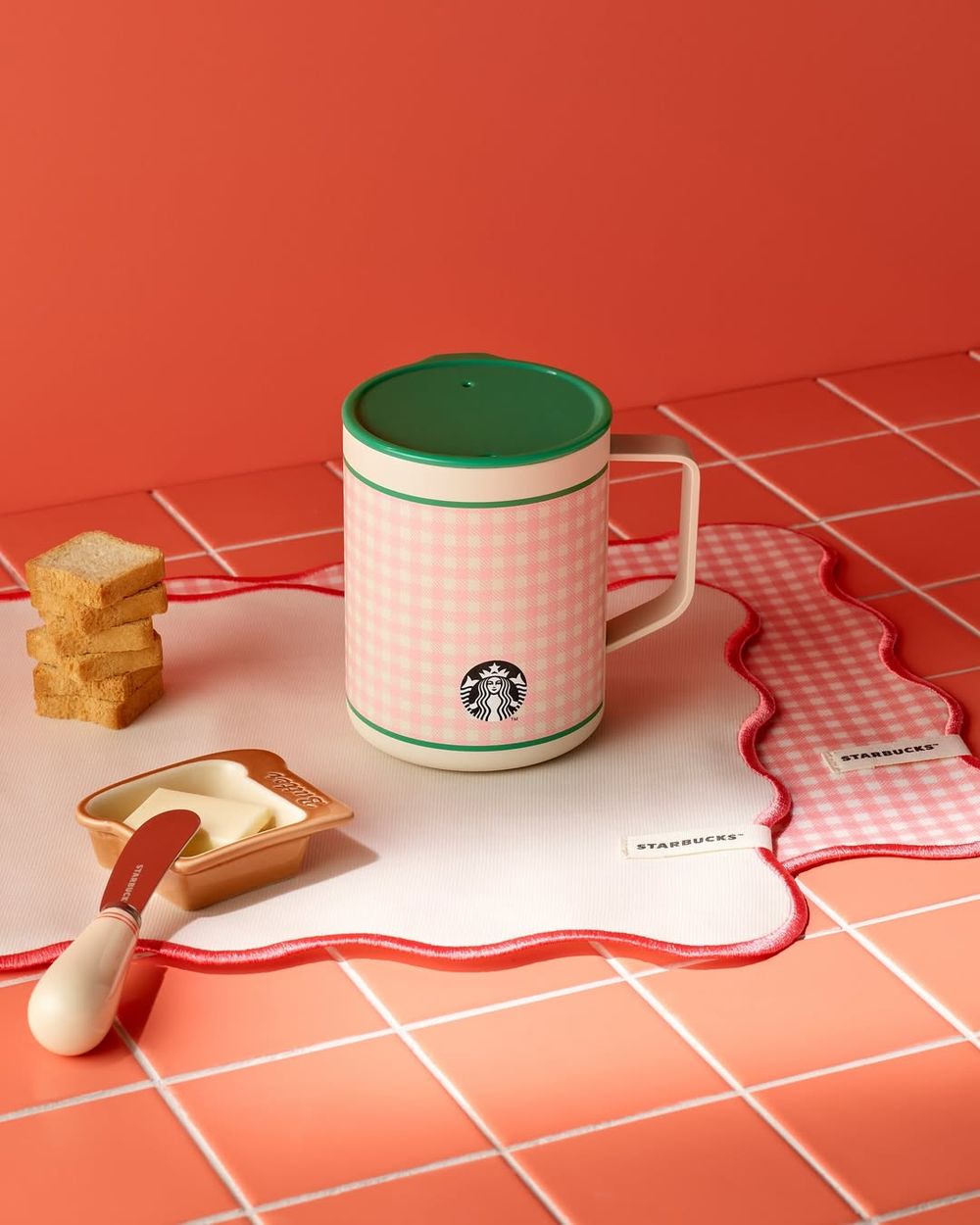 韓國星巴克秋季新品也太燒！「蘋果造型優格碗、香蕉變裝小熊鑰匙圈、櫻桃馬克杯」韓妞都搶買！-2