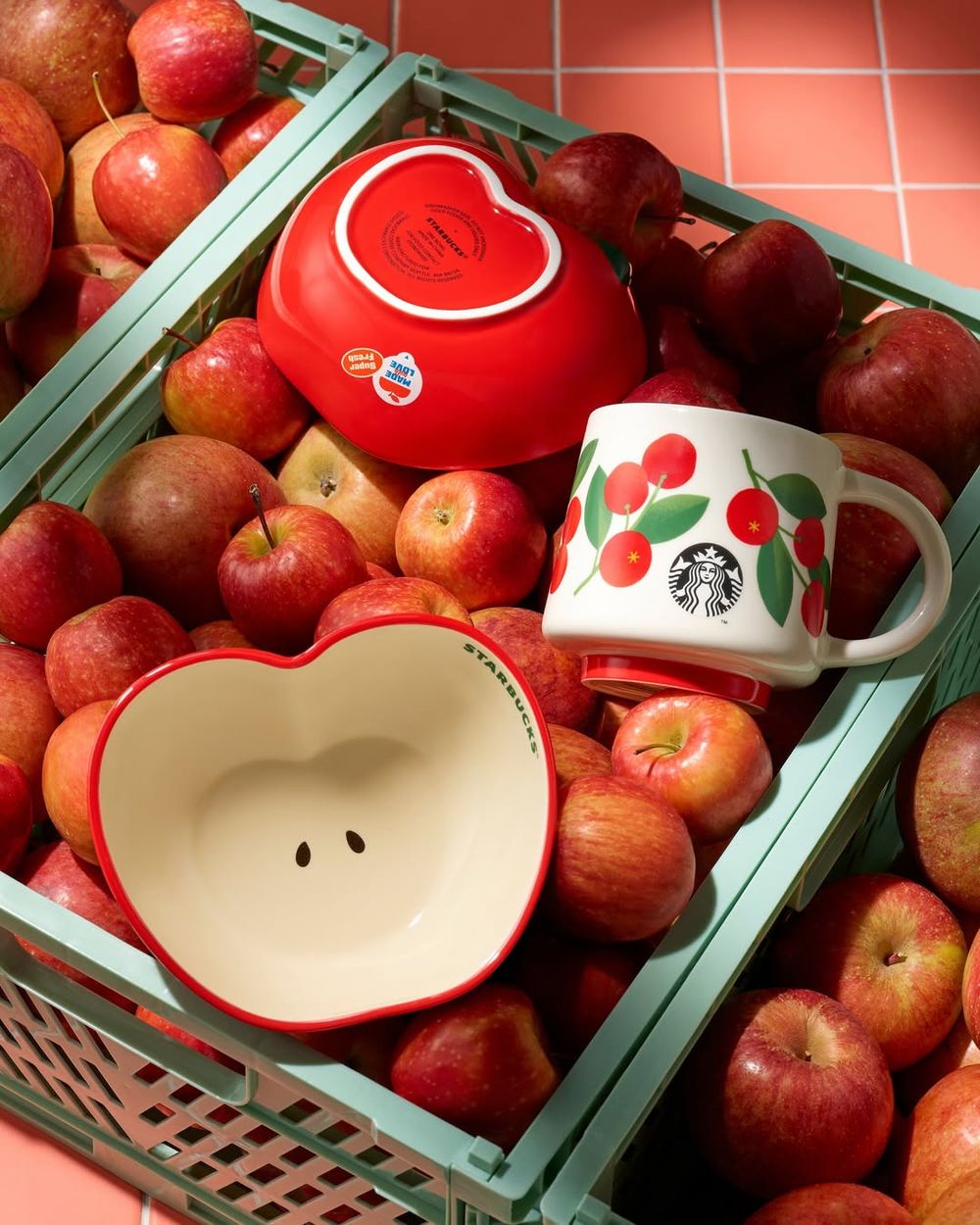 韓國星巴克秋季新品也太燒！「蘋果造型優格碗、香蕉變裝小熊鑰匙圈、櫻桃馬克杯」韓妞都搶買！-4