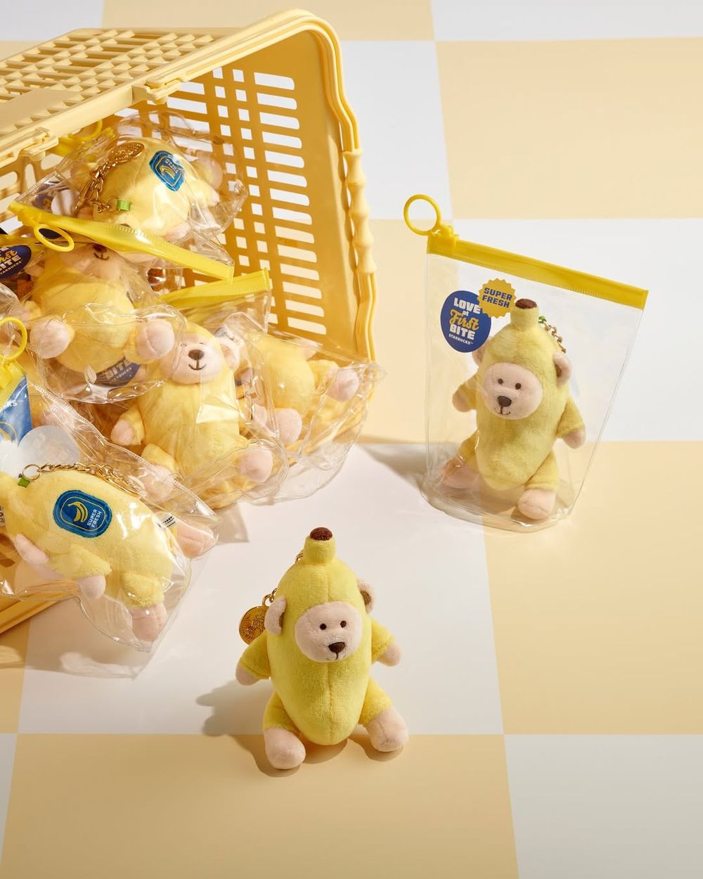 韓國星巴克秋季新品也太燒！「蘋果造型優格碗、香蕉變裝小熊鑰匙圈、櫻桃馬克杯」韓妞都搶買！-5