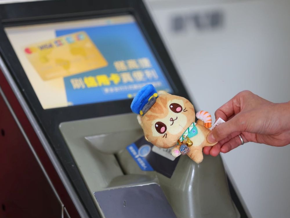 貓奴發瘋！亞尼克×高雄捷運「蜜柑站長」元氣蜜柑生乳捲開賣、還有Q翻小公仔&吊飾周邊要買！-9
