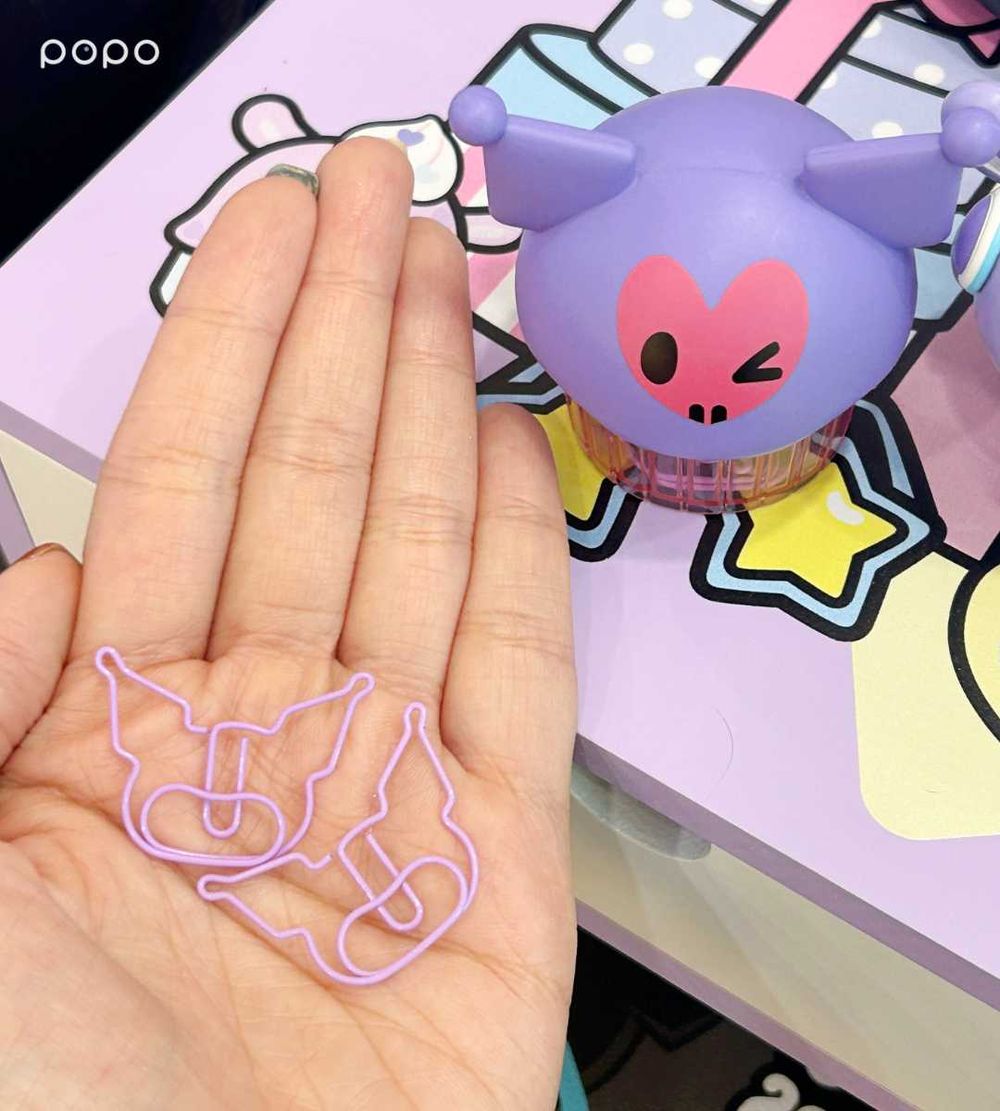 7-11最新加購小物是酷洛米！「戴耳機酷洛米玩偶、巴庫訂書機、娃包吊飾組」可愛必買！-9