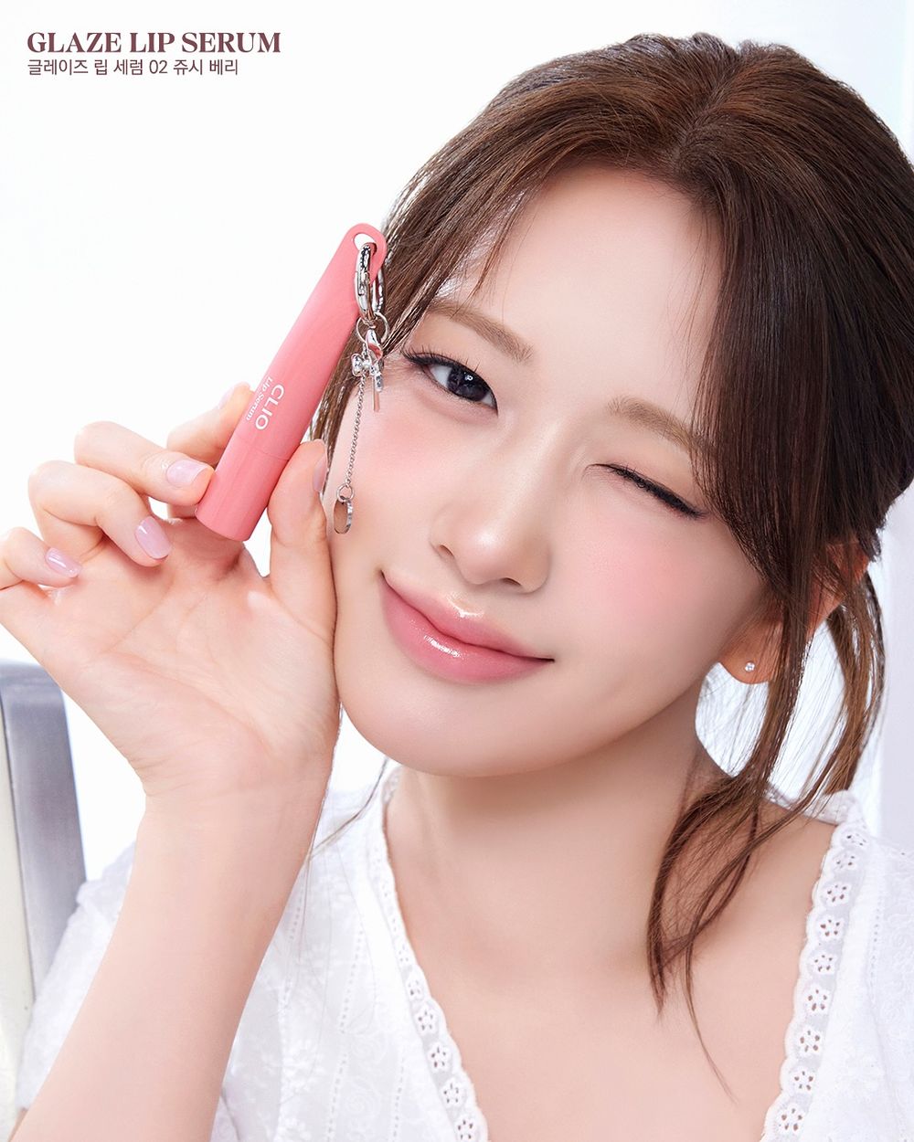 安俞真化妝包隨身攜帶！OLIVE YOUNG「吊飾潤唇精華」上市秒熱賣，真正做到養唇＋潤色，質地比唇蜜輕盈百倍！-2