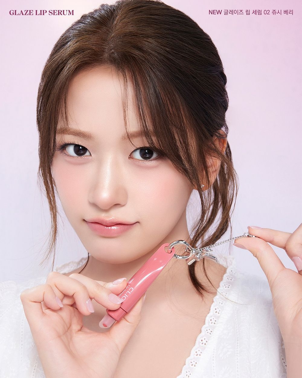 安俞真化妝包隨身攜帶！OLIVE YOUNG「吊飾潤唇精華」上市秒熱賣，真正做到養唇＋潤色，質地比唇蜜輕盈百倍！-5