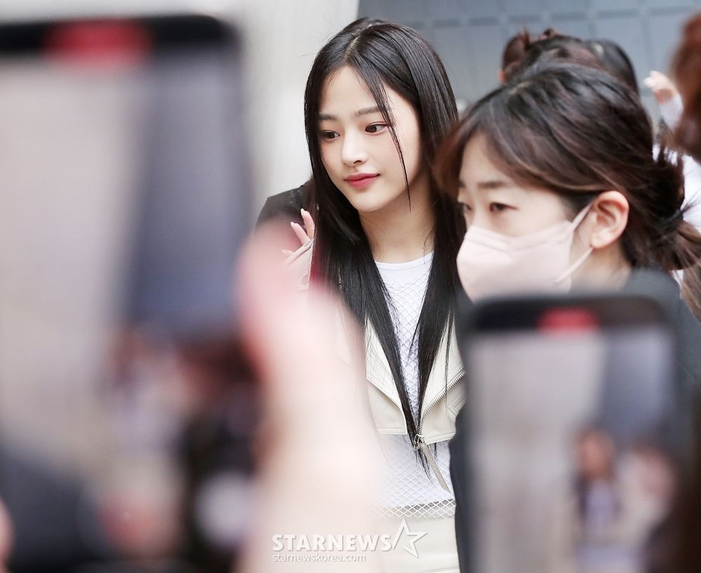 韓網公認6位「真人比鏡頭更美」的KPOP女偶像！Jisoo仙氣爆棚，Karina、張員瑛神顏震撼全網！-11