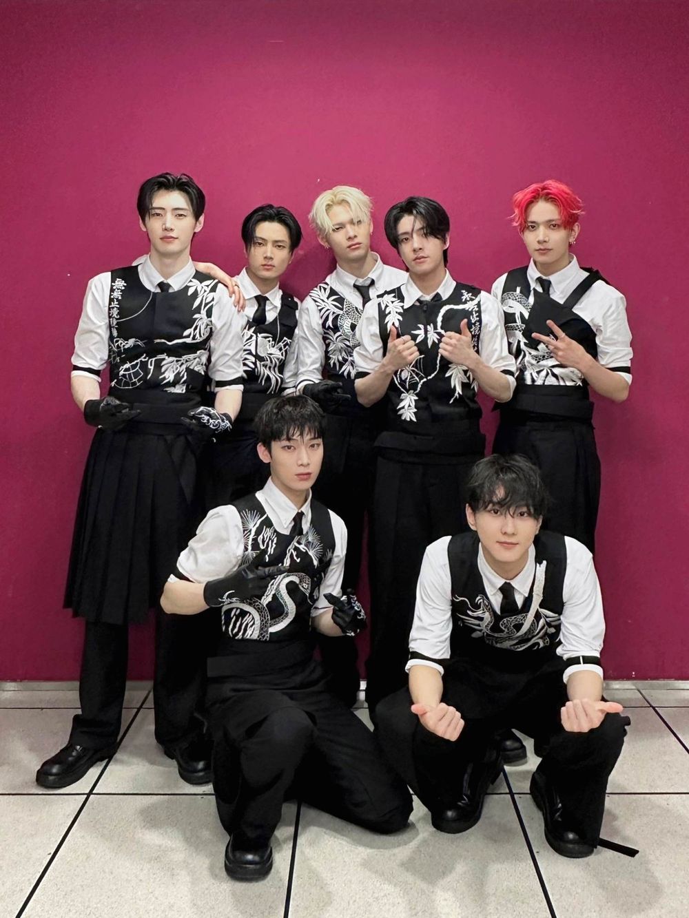 韓網熱議6大男團神級打歌舞台造型！Stray Kids霸氣氣場全開，ENHYPEN新歌服裝帥出新高度！-4