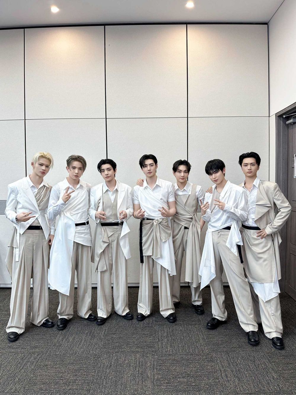 韓網熱議6大男團神級打歌舞台造型！Stray Kids霸氣氣場全開，ENHYPEN新歌服裝帥出新高度！-5