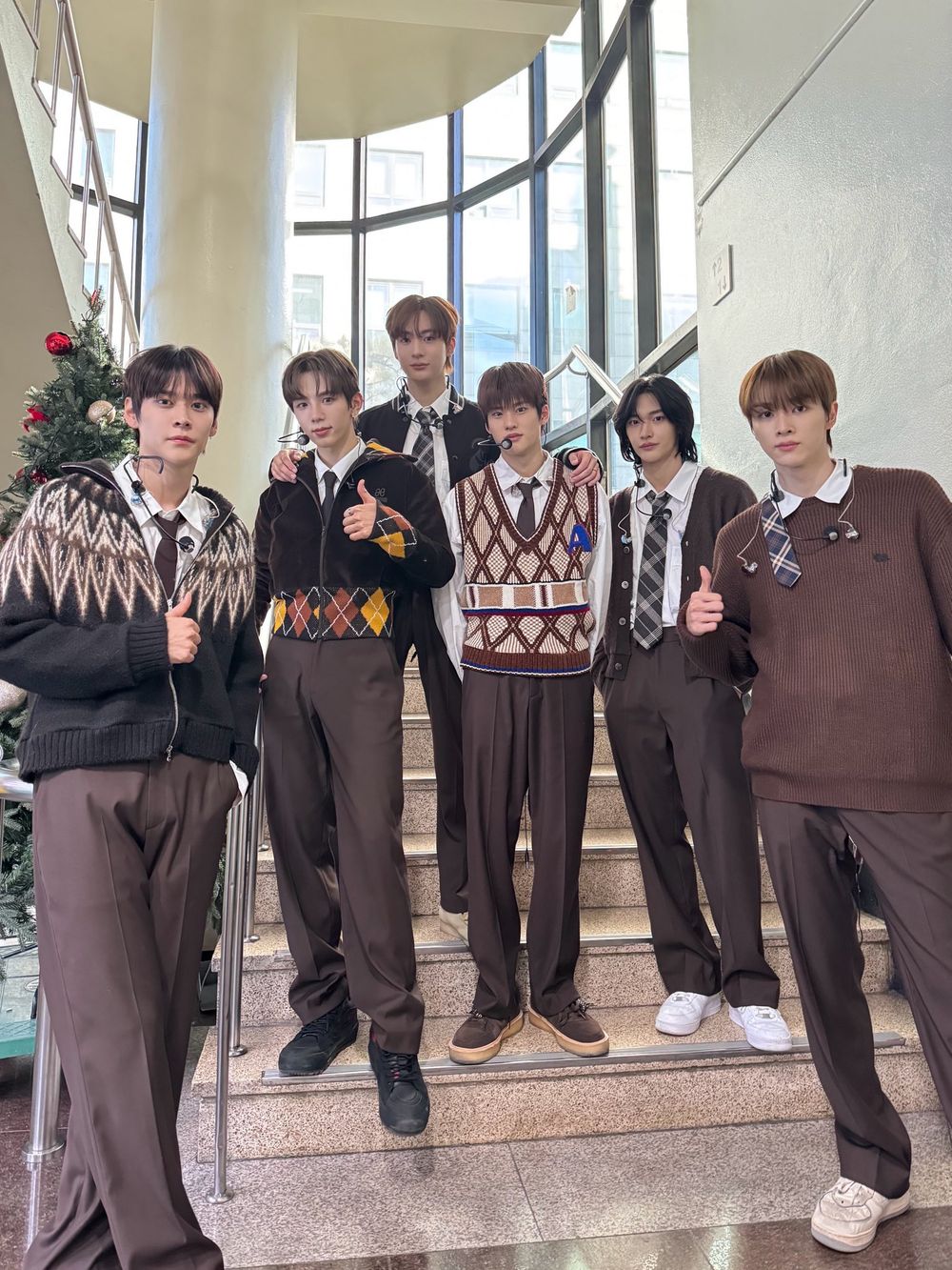 韓網熱議6大男團神級打歌舞台造型！Stray Kids霸氣氣場全開，ENHYPEN新歌服裝帥出新高度！-12