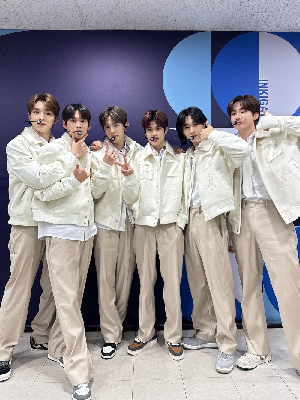 韓網熱議6大男團神級打歌舞台造型！Stray Kids霸氣氣場全開，ENHYPEN新歌服裝帥出新高度！-13