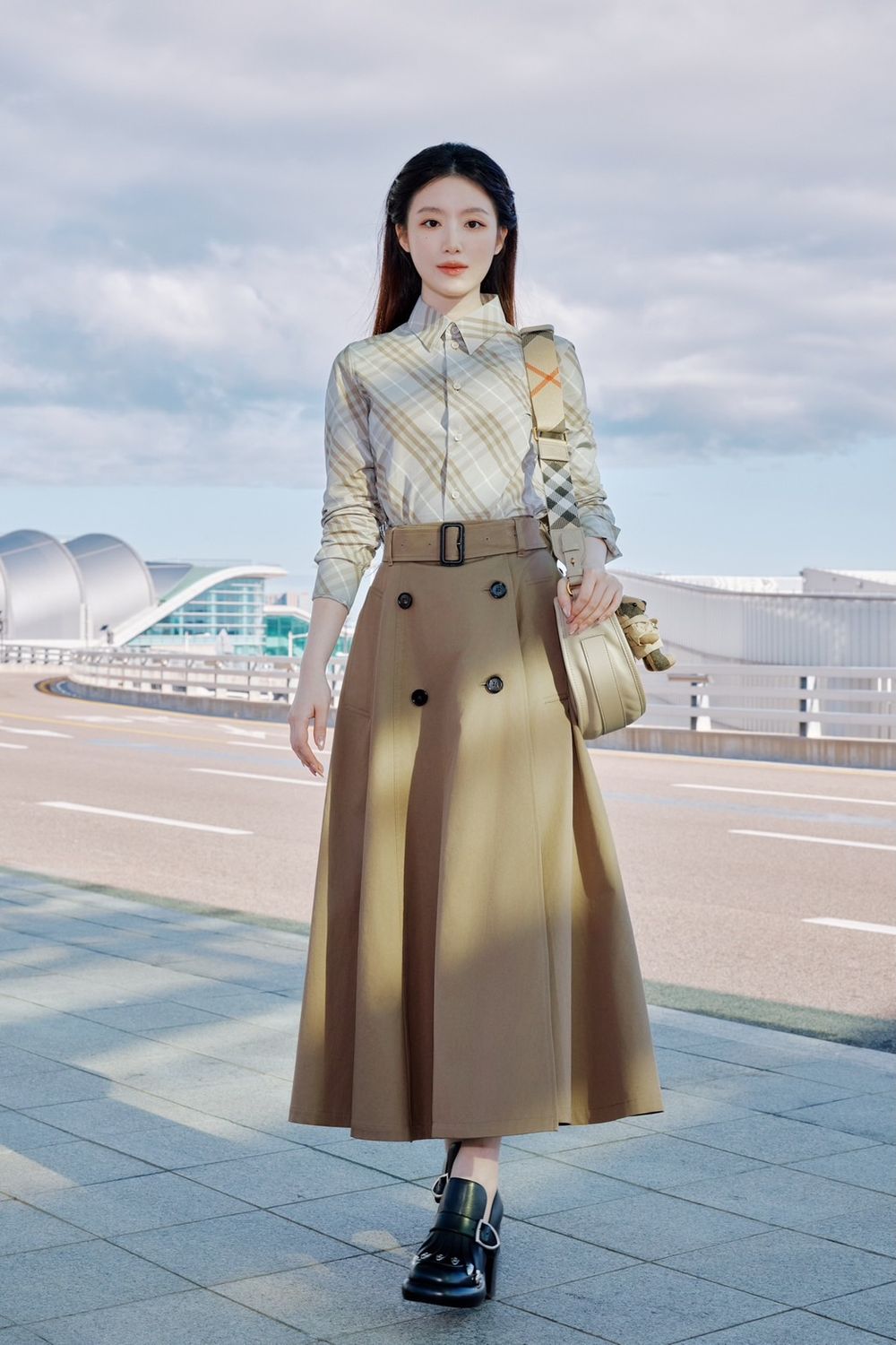 舒華又出發時裝週了！？ 全身Burberry根本英倫貴族大小姐、「舒華白」照亮整條機場路！-4