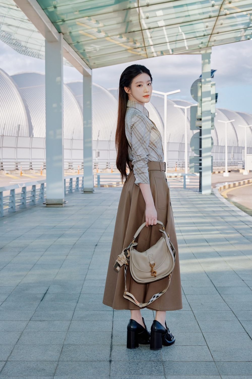 舒華又出發時裝週了！？ 全身Burberry根本英倫貴族大小姐、「舒華白」照亮整條機場路！-6