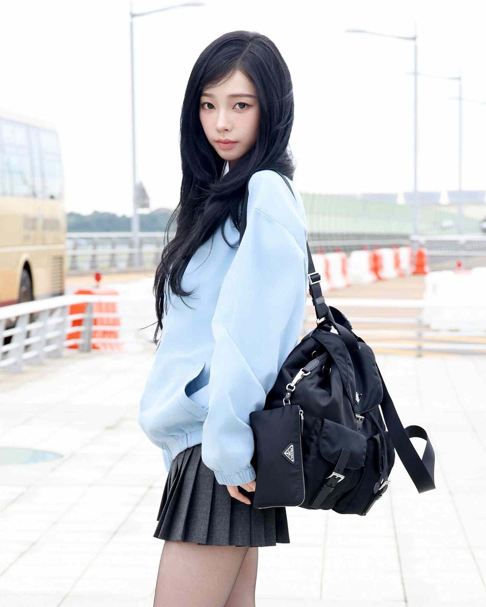 PRADA黃金組合出發米蘭大秀！Karina化身校花學姊、ENHYPEN七公子把機場當紅毯走！-2