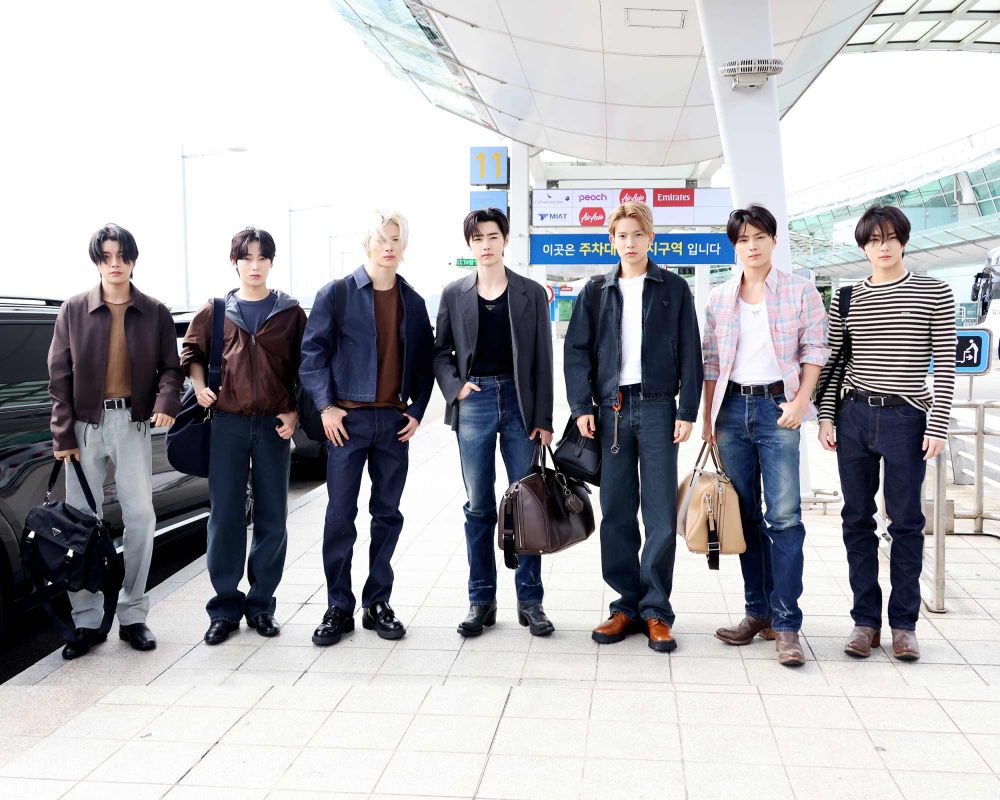 PRADA黃金組合出發米蘭大秀！Karina化身校花學姊、ENHYPEN七公子把機場當紅毯走！-4