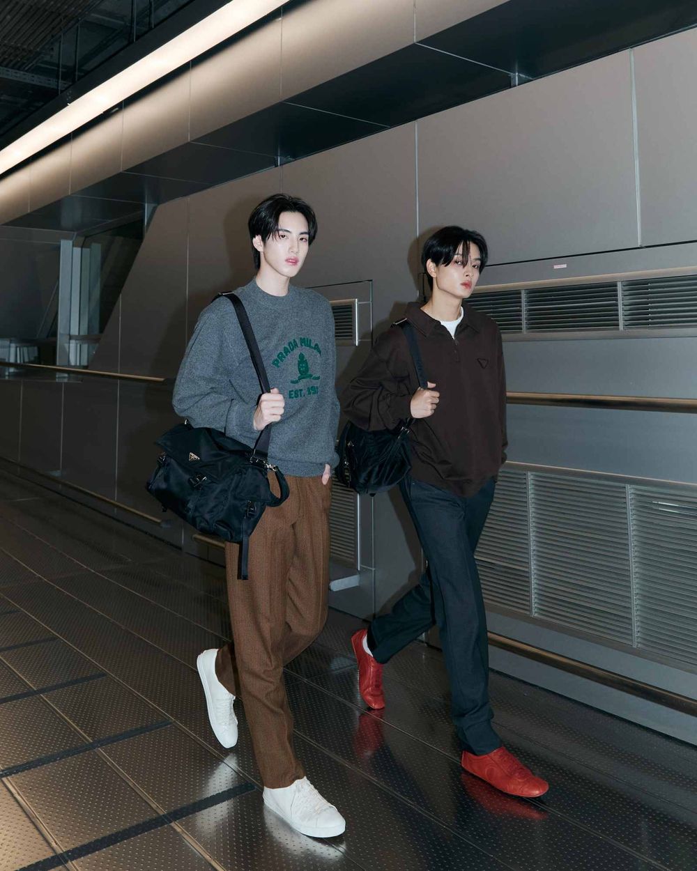 PRADA黃金組合出發米蘭大秀！Karina化身校花學姊、ENHYPEN七公子把機場當紅毯走！-11