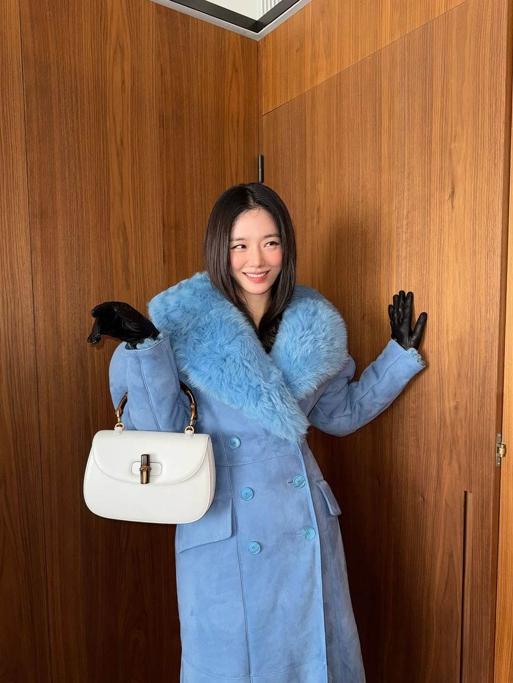 GUCCI秀場霸總來了！金碩珍Jin「深V白襯衫」辣到爆，害羞到悄悄扣衣反差超可愛！-4